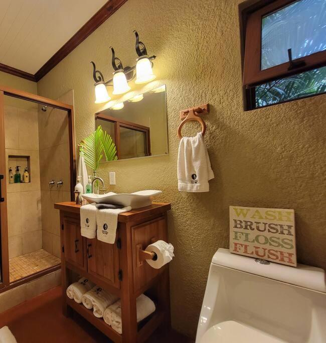 Vive Utila - Bed & Breakfast Eksteriør bilde